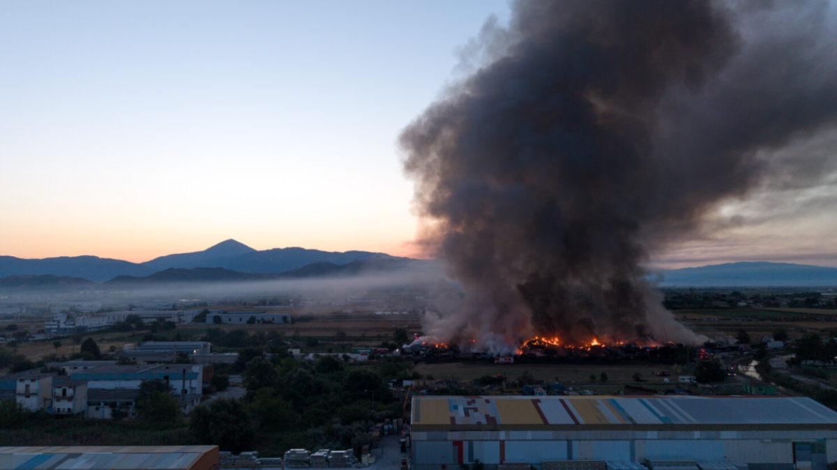 Κόλαση φωτιάς σε εταιρεία ανακύκλωσης στο Ομορφοχώρι Λάρισας – Ολονύχτια μάχη με τις φλόγες, ήχησε το 112 (Βίντεο)