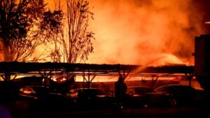 Κόλαση φωτιάς σε εταιρεία ανακύκλωσης στο Ομορφοχώρι Λάρισας – Ολονύχτια μάχη με τις φλόγες, ήχησε το 112 (Βίντεο)