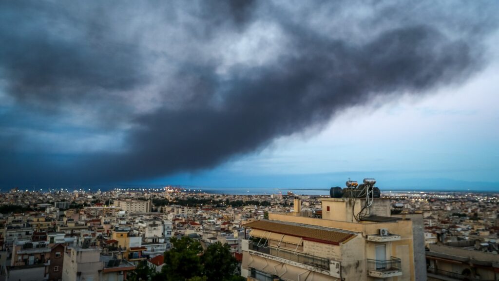 Φωτιά στο Ωραιόκαστρο: Συνεχίζεται η μάχη με τις φλόγες σε δύο εργοστάσια – Ιδιαίτερη ανησυχία για τον πυκνό καπνό