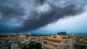 Φωτιά στο Ωραιόκαστρο: Συνεχίζεται η μάχη με τις φλόγες σε δύο εργοστάσια – Ιδιαίτερη ανησυχία για τον πυκνό καπνό