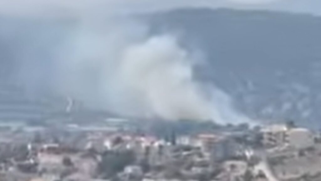 Φωτιά στα Σπάτα κοντά στο κτήμα Νάσιουτζικ – Μήνυμα από το 112: “Παραμείνετε σε ετοιμότητα” (βίντεο)