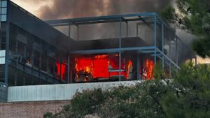 Πυρκαγιά στο Ολυμπιακό Χωριό Αχαρνών, τον οικισμό που κατασκευάστηκε για τους Ολυμπιακούς του 2004