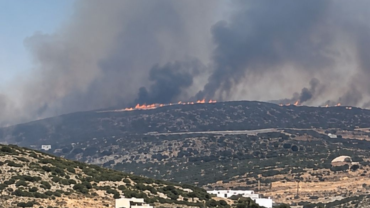 Ανεξέλεγκτο το πύρινο μέτωπο στο Καμπί Πάρου: Εκκενώσεις σε 4 οικισμούς, επιχειρούν 12 εναέρια μέσα – Ξεκίνησε από τον ΧΥΤΑ