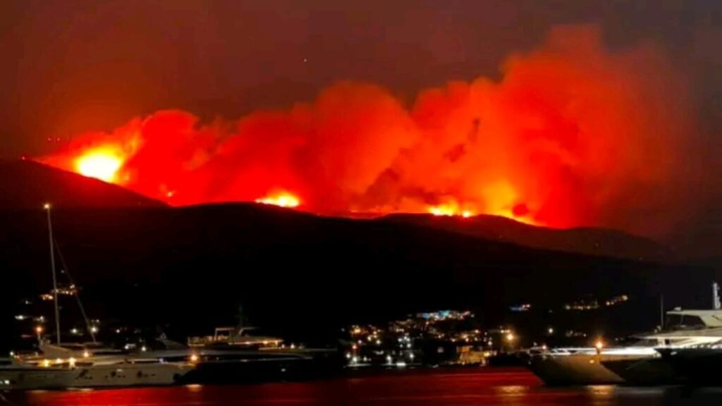 Φωτιά στην Πάρο: Νέο μήνυμα του 112 για εκκένωση της Αγκαιριάς, νέες ενισχύσεις το πρωί (βίντεο)