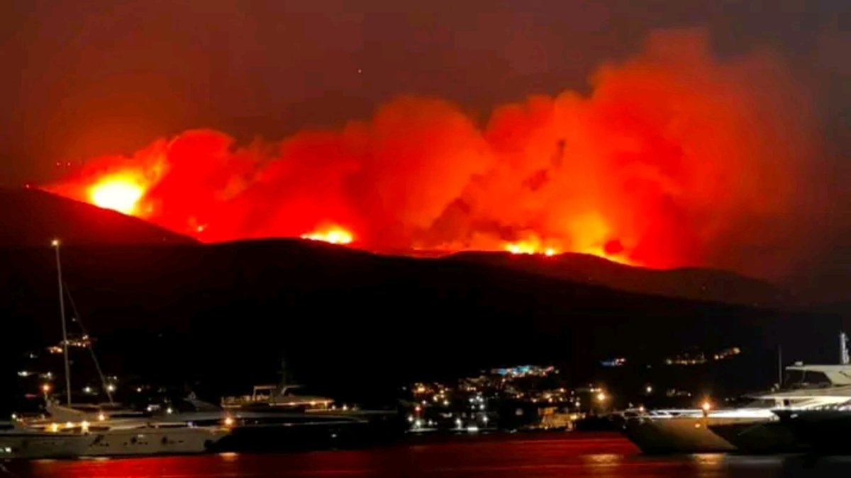 Φωτιά στην Πάρο: Νέο μήνυμα του 112 για εκκένωση της Αγκαιριάς, νέες ενισχύσεις το πρωί (βίντεο)