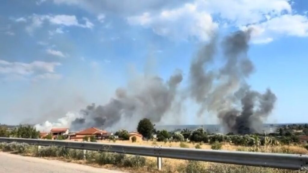 Χαλκιδική: Πυρκαγιά στην Καλλικράτεια κοντά σε σπίτια – ‘Ηχησε το 112 – Απομακρύνονται κάτοικοι από Αμπελάκια και Κηπούπολη