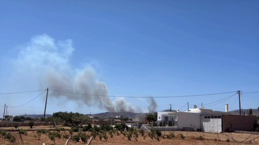 Φωτιά στην Πάρο, καίει κοντά στο αεροδρόμιο – 112 για εκκένωση στο Άσπρο Χωριό