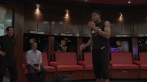 Γιάννης Αντετοκούνμπο: Το πρώτο 24ωρο του “Greek Freak” στο Μαϊάμι – Η πανηγυρική υποδοχή των Χιτ και το άγαλμα του Γουέιντ, δείτε βίντεο