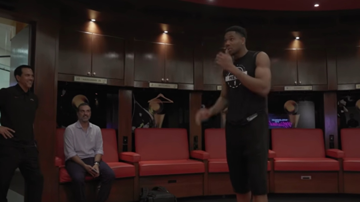 Γιάννης Αντετοκούνμπο: Το πρώτο 24ωρο του “Greek Freak” στο Μαϊάμι – Η πανηγυρική υποδοχή των Χιτ και το άγαλμα του Γουέιντ, δείτε βίντεο