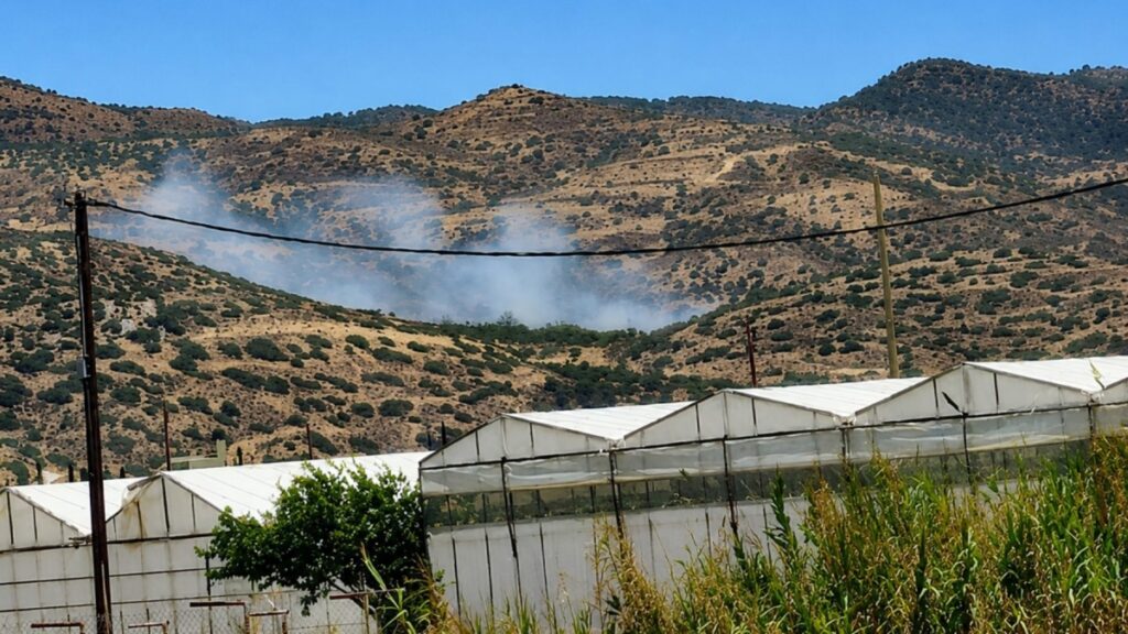 Φωτιά στην Ιεράπετρα – Στην μάχη της κατάσβεσης δύο ελικόπτερα (εικόνα)