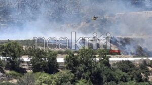 Σε ύφεση η φωτιά στην Ιεράπετρα: Εκκενώθηκε ο οικισμός Μπραμιανά, ενεργοποιήθηκε το 112 – Επιχειρούν δύο ελικόπτερα (βίντεο)