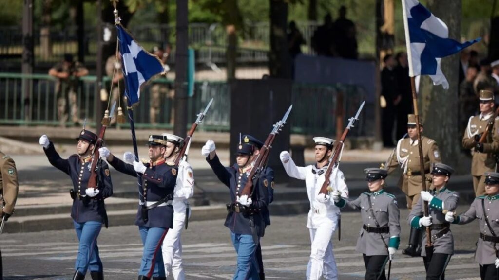 Ιστορική στιγμή: Ελληνικό άγημα παρέλασε στην Αψίδα του Θριάμβου στο Παρίσι, όπως το 1919 – Η εικόνα από το ίδιο σημείο