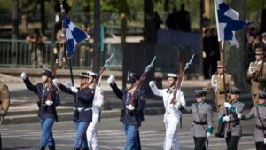Ιστορική στιγμή: Ελληνικό άγημα παρέλασε στην Αψίδα του Θριάμβου στο Παρίσι, όπως το 1919 – Η εικόνα από το ίδιο σημείο
