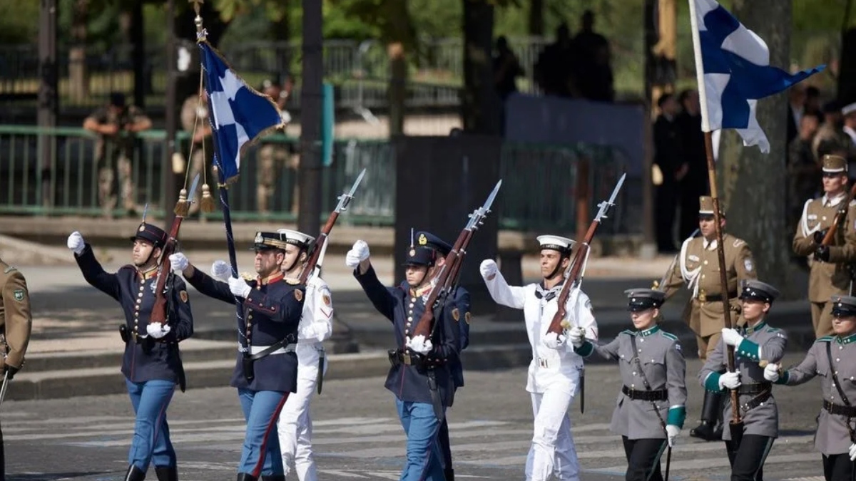 Ιστορική στιγμή: Ελληνικό άγημα παρέλασε στην Αψίδα του Θριάμβου στο Παρίσι, όπως το 1919 – Η εικόνα από το ίδιο σημείο