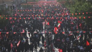Χιλιάδες κόσμου στην Τεχεράνη για τη νεκρική πομπή του Αλί Χαμενεΐ – Υψώνουν πανό με το σύνθημα: “Σκοτώστε τον Τραμπ”