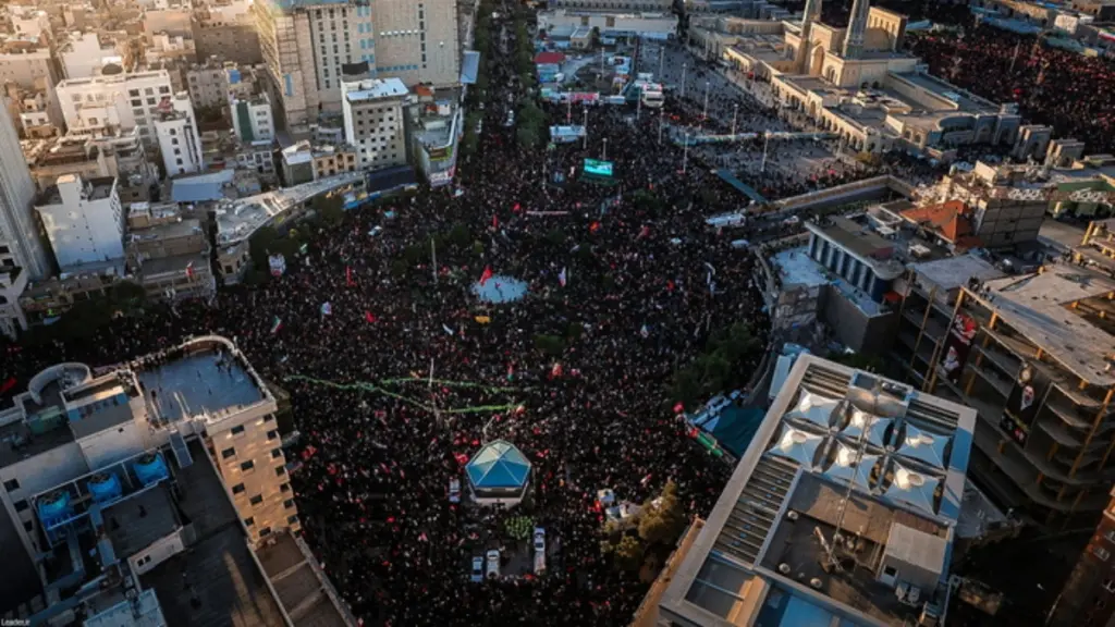 Ιράν: Ενταφιάστηκε στη Μοσχάντ ο Αλί Χαμενεΐ – Απών ο γιος του, Μοτζταμπά από την τελετή (βίντεο)