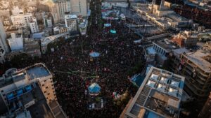 Ιράν: Ενταφιάστηκε στη Μοσχάντ ο Αλί Χαμενεΐ – Απών ο γιος του, Μοτζταμπά από την τελετή (βίντεο)