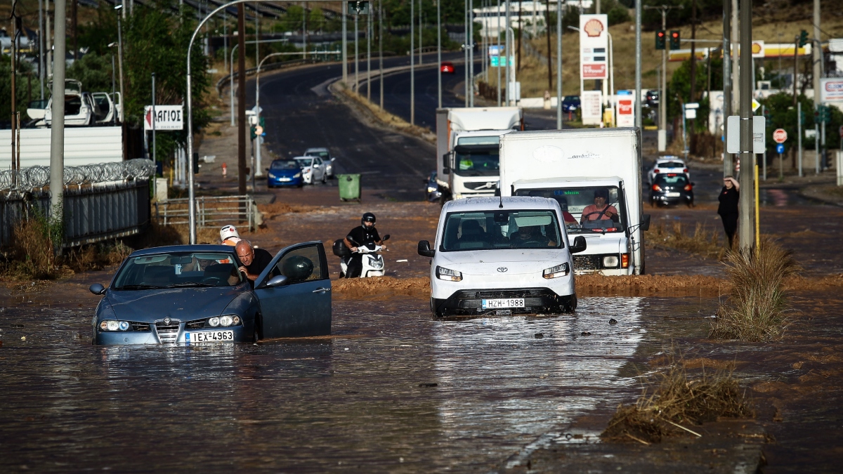 Σαρωτικό πέρασμα της κακοκαιρίας στην Αττική: Δρόμοι-ποτάμια και πτώσεις δέντρων – Πάνω από 900 κλήσεις στην Πυροσβεστική (βίντεο)
