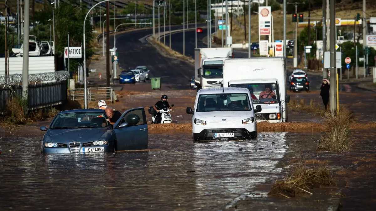 Σαρωτικό πέρασμα της κακοκαιρίας στην Αττική: Δρόμοι-ποτάμια και πτώσεις δέντρων – Πάνω από 900 κλήσεις στην Πυροσβεστική (βίντεο)