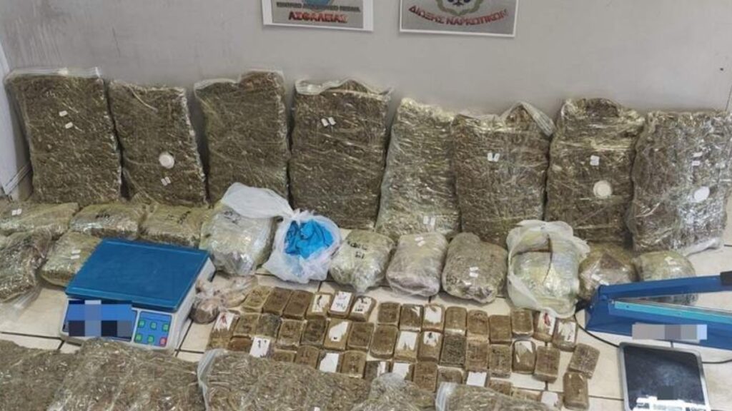 Κατασχέθηκαν πάνω από 25 κιλά κάνναβης αξίας άνω των 800.000 ευρώ στην Αττική – Συνελήφθη ένας 47χρονος
