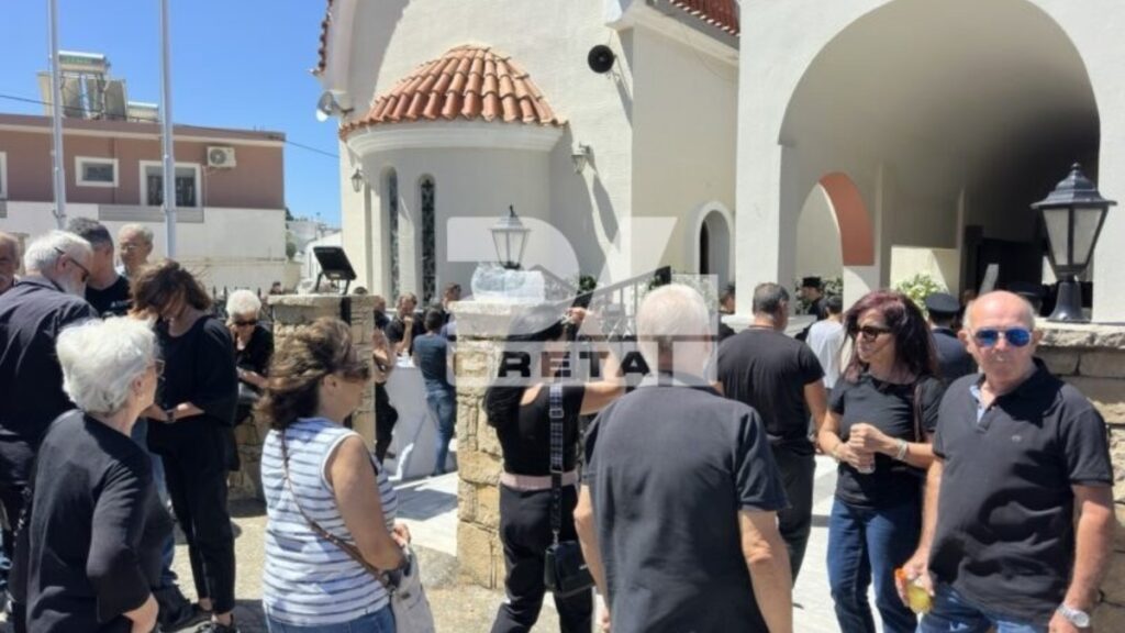Ρέθυμνο: Ανείπωτη θλίψη στην κηδεία του 25χρονου ήρωα πυροσβέστη – Τον αποχαιρέτησαν με λουλούδια στα χέρια