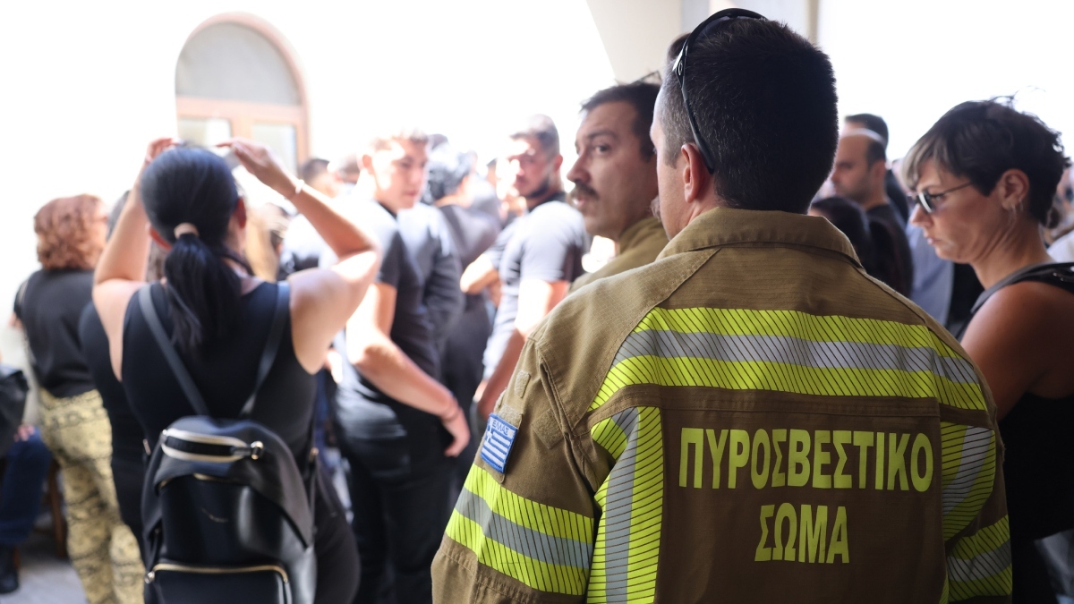 Ρέθυμνο: Ανείπωτη θλίψη στην κηδεία του 25χρονου ήρωα πυροσβέστη – Τον αποχαιρέτησαν με λουλούδια στα χέρια