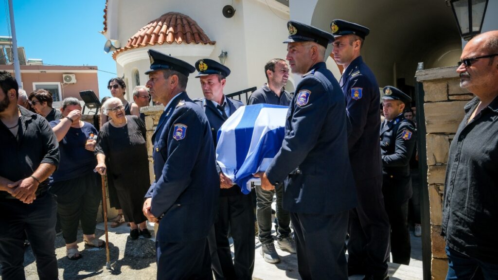 Ρέθυμνο: Ανείπωτη θλίψη στην κηδεία του 25χρονου ήρωα πυροσβέστη – Τον αποχαιρέτησαν με λουλούδια στα χέρια