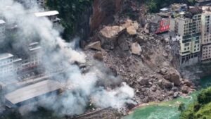 Κίνα: Άνθρωποι θάφτηκαν ζωντανοί κάτω από τα ερείπια μετά από κατολίσθηση (βίντεο+φωτογραφίες)