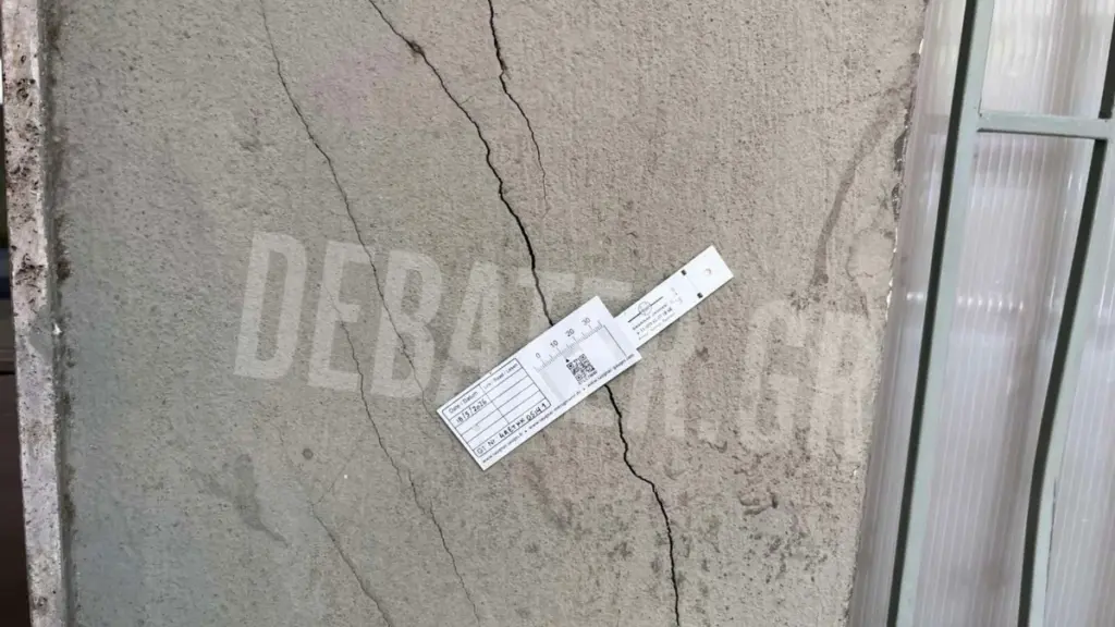 Ρωγμές σε κτίρια της Κυψέλης: “Νιώθαμε δονήσεις, η πόρτα της πολυκατοικίας δεν άνοιγε” – Συγκέντρωση των κατοίκων στη Πλατεία Κοτζιά