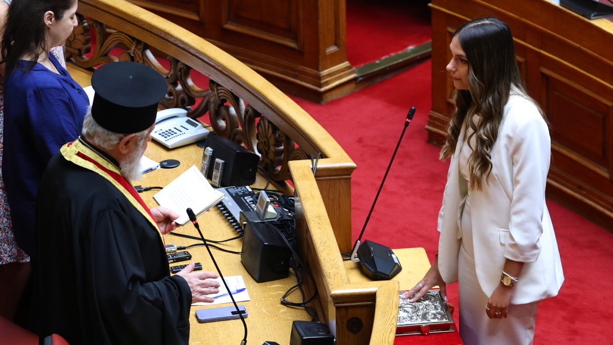 Μυρτώ Κοροβέση: Ορκίστηκε βουλευτής στη θέση Καραμέρου – Παραμένει ανεξάρτητη και εντάσσεται στην ΚΟ του ΣΥΡΙΖΑ