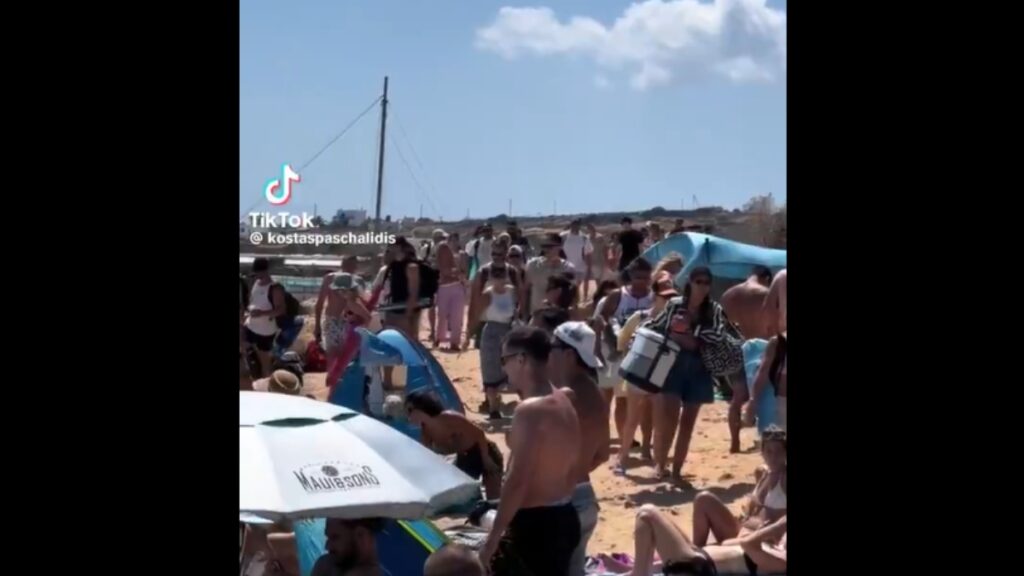 Κουφονήσια: Βούλιαξε η “Ιταλίδα” από τον κόσμο – Ανησυχία για τον υπερτουρισμό (βίντεο)