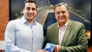 Εθνική πόλο: Ο αρχηγός  Στέλιος Αργυρόπουλος παρέδωσε στον Ισίδωρο Κούβελο το σκουφάκι του τελικού