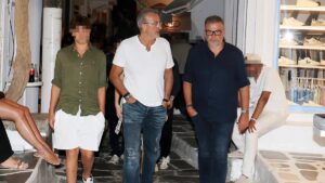Γιώργος Λιάγκας: Βόλτα στη Μύκονο με τον 15χρονο γιο του, Γιάννη (Εικόνες)
