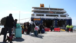 Ξεκίνησε η πρώτη μαζική έξοδος αδειούχων του καλοκαιριού – Αναχωρούν με πληρότητα 100% τα ΚΤΕΛ, αυξημένη η κίνηση και στα λιμάνια