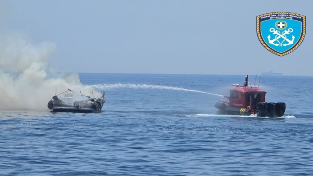 Παλαιά Φώκαια: Καρέ καρέ η κατάσβεση της φωτιάς σε σκάφος (Βίντεο)