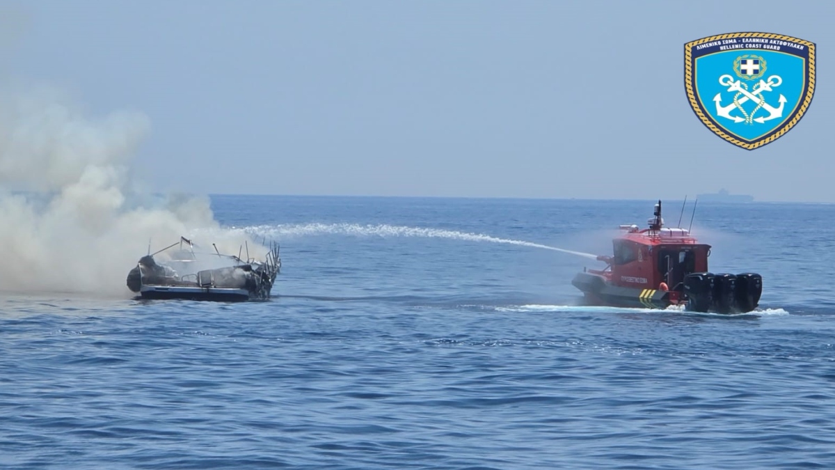 Παλαιά Φώκαια: Καρέ καρέ η κατάσβεση της φωτιάς σε σκάφος (Βίντεο)