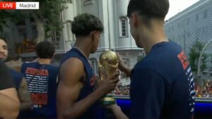Δείτε LIVE – Λαοθάλασσα στη Μαδρίτη υποδέχεται την πρωταθλήτρια κόσμου Ισπανία