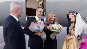 Στην Άγκυρα για τη Σύνοδο Κορυφής του ΝΑΤΟ ο Μητσοτάκης – Τον υποδέχθηκαν με λουλούδια (Βίντεο – Φωτογραφίες)