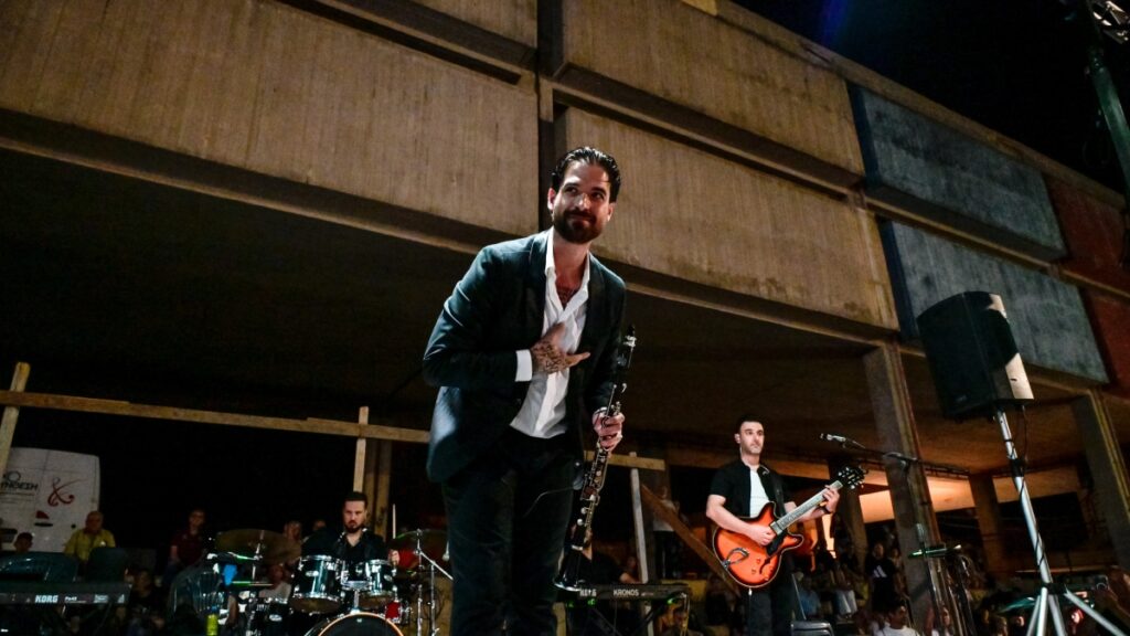 Άρης Μουγκοπέτρος: Συγκίνηση στη πρώτη live εμφάνιση μετά το ατύχημα – Τα δάκρυα χαράς πάνω στην σκηνή