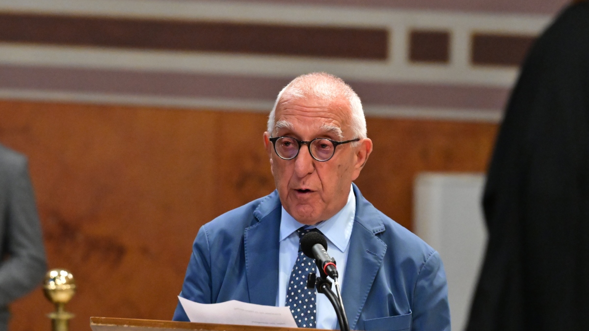 Κηδεία Μάρως Κοντού: Ο συγκλονιστικός επικήδειος του Νικήτα Κακλαμάνη – “Σήμερα γελάς για τελευταία φορά εκεί, στο συννεφάκι του έργου της ζωής σου”