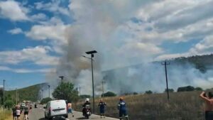 Φωτιά στην Οινόη – Σηκώθηκαν τρία εναέρια μέσα
