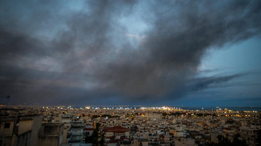 Πυρκαγιά στο Ωραιόκαστρο: Ανησυχία για το τοξικό νέφος – Πώς θα κινηθεί, τι πρέπει να προσέξουν οι πολίτες