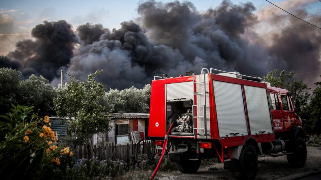 Ωραιόκαστρο: Συνεχίζεται η μάχη με τις φλόγες στα δύο εργοστάσια – Πυκνό μαύρο σύννεφο κάλυψε τη Θεσσαλονίκη