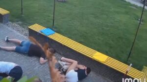 Πόλεμος στην Ουκρανία: Ρωσικό σφυροκόπημα με έξι  νεκρούς και δεκάδες τραυματίες – Η στιγμή που θραύσματα πυραύλου πέφτουν σε πάρκο (βίντεο)