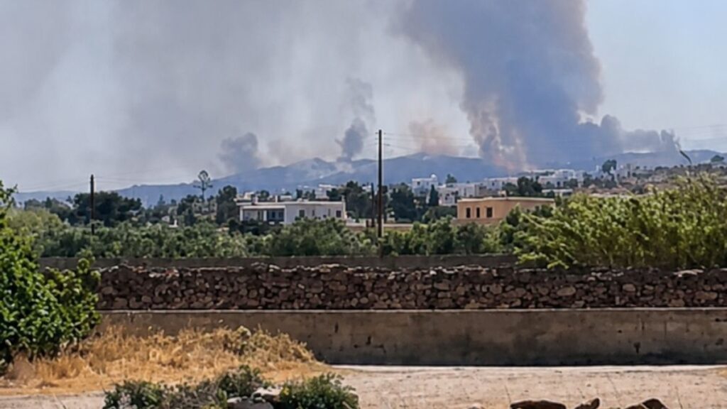 Αναζωπυρώθηκε η μεγάλη φωτιά στην Πάρο, κοντά σε αεροδρόμιο και σε οικισμό, νέο μέτωπο στα Δαμάλια – 112 για εκκένωση 3 περιοχών (εικόνες + βίντεο)