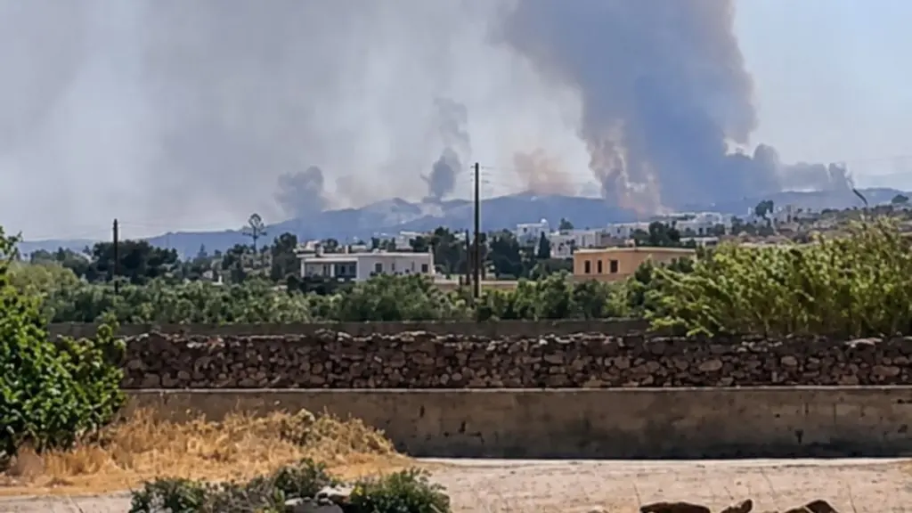 Αναζωπυρώθηκε η μεγάλη φωτιά στην Πάρο, κοντά σε αεροδρόμιο και σε οικισμό, νέο μέτωπο στα Δαμάλια – 112 για εκκένωση 3 περιοχών (εικόνες + βίντεο)