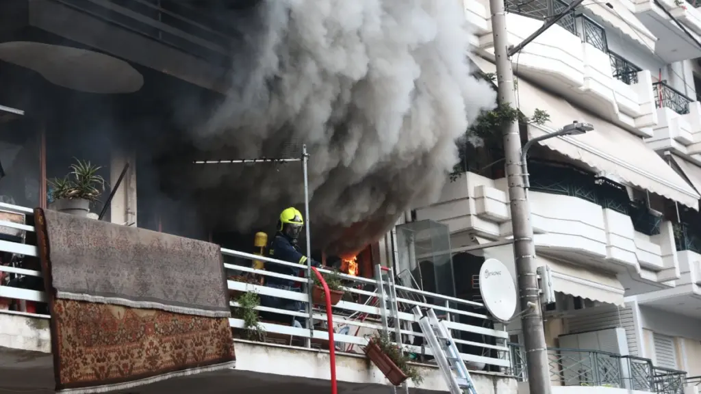 Υπό έλεγχο η φωτιά σε διαμέρισμα στον Πειραιά – Δεν υπάρχουν αναφορές για εγκλωβισμένους (βίντεο)