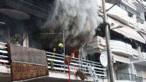 Υπό έλεγχο η φωτιά σε διαμέρισμα στον Πειραιά – Δεν υπάρχουν αναφορές για εγκλωβισμένους (βίντεο)