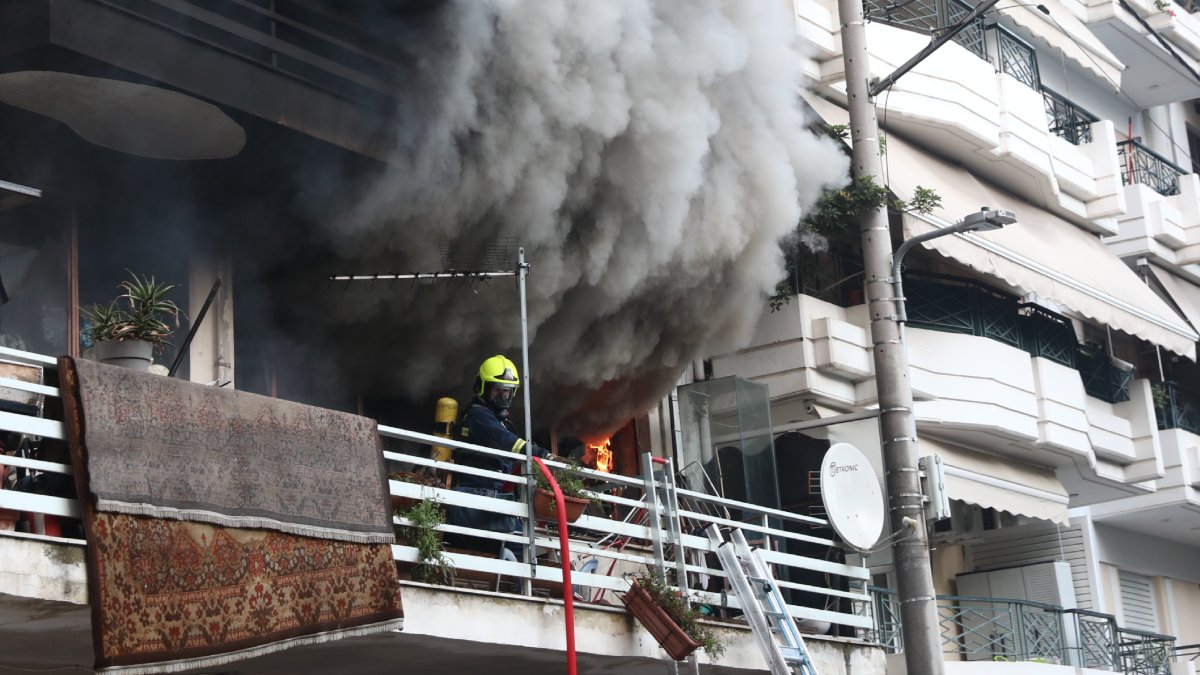 Υπό έλεγχο η φωτιά σε διαμέρισμα στον Πειραιά – Δεν υπάρχουν αναφορές για εγκλωβισμένους (βίντεο)