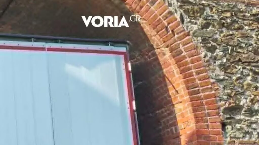 Πορτάρα Θεσσαλονίκης: Φορτηγό σφήνωσε στα τείχη της Άνω Πόλης και προκάλεσε φθορές – Δείτε βίντεο